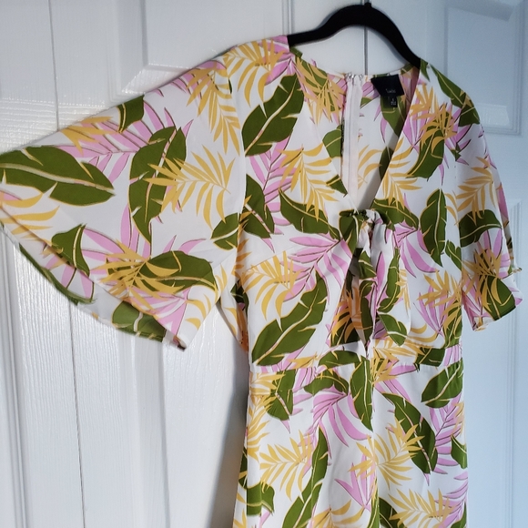 NEW Lumiere Palm Print V-neck Romper - Picture 3 of 8